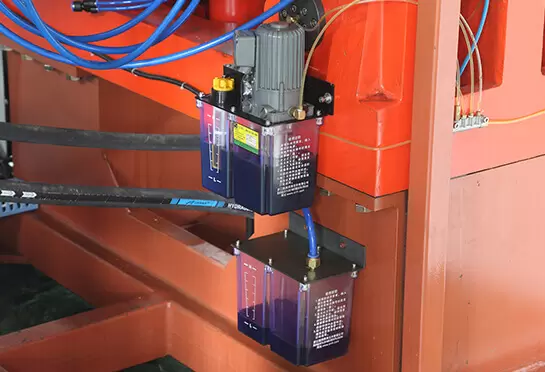 Электрический насос смазочного масла может автоматически впрыскивать смазочное масло регулярно и количественно с помощью компьютерного управления в условиях беспилотного управления, что может сделать ротацию