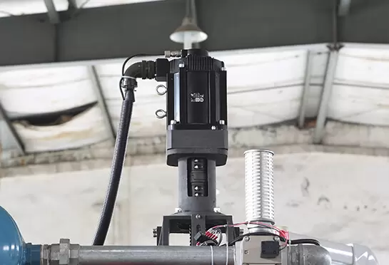 Растягивающий серводвигатель YASKAWA (Япония) регулирует скорость верхней и нижней матрицы, что позволяет поддерживать одинаковую прочность для обеспечения одинаковой толщины дна каждой чашки. И сер