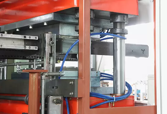 Рабочие станции управляются стабильной конструкцией из четырех направляющих (сталь GCr15, снаружи покрыта твердым хромом). Износостойкий и продлевает срок службы оборудования.