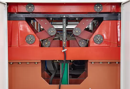 Вся часть управляется надежной и устойчивой гидравлической системой. Использование бесконтактного переключателя фирмы ROCKWELL (США) обеспечивает превосходную точность позиционирования пресс-формы.