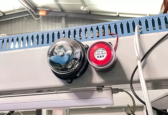 Есть функция сигнализации раздвижных дверей.