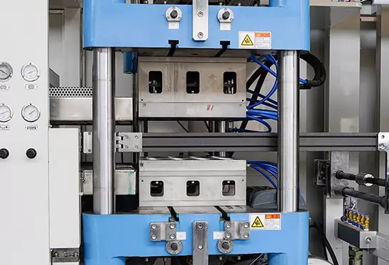 Имеется устройство быстрой смены пресс-формы, которое значительно сокращает время смены пресс-формы.