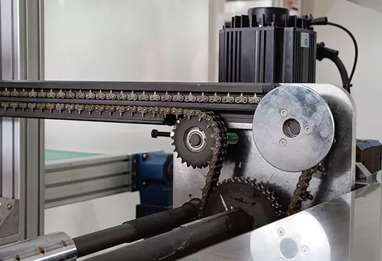 Зубчатая цепь из марганца 65# помогает транспортировать лист. Алюминиевые рельсы с водяным охлаждением, экономят воду.