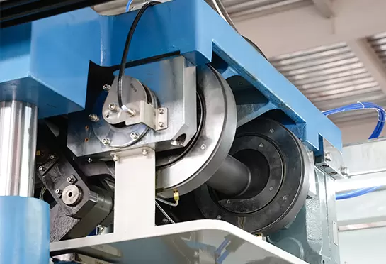 Каждая станция приводится в движение эксцентриковым кривошипно-шатунным механизмом.