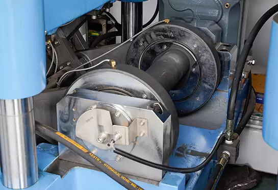 Каждая станция приводится в движение эксцентриковым кривошипно-шатунным механизмом.