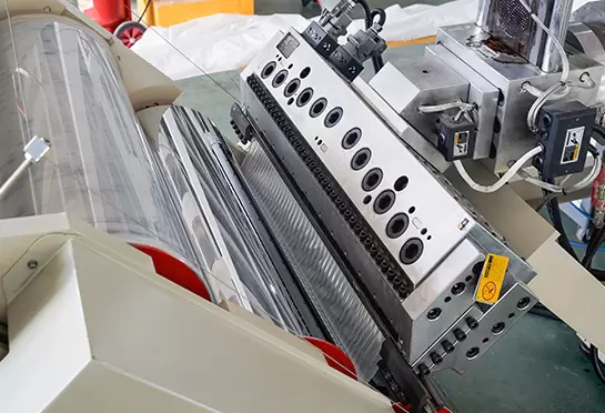 Экструзионная головка с наклоном под углом 45&deg;: Низкая сила сопротивления в экструзионном канале экструзионной головки обеспечивает равномерную толщину листа.