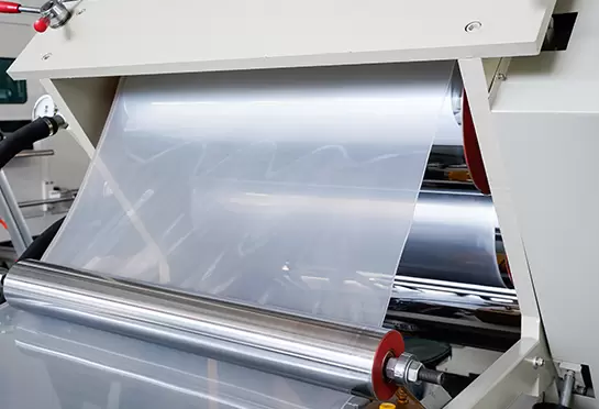 Трехвалковая часть прессует сырье, экструдированное матрицей, в форму пластины и охлаждает до формы; три ролика косые три ролика, простая конструкция, простота в эксплуатации и обслуживании.