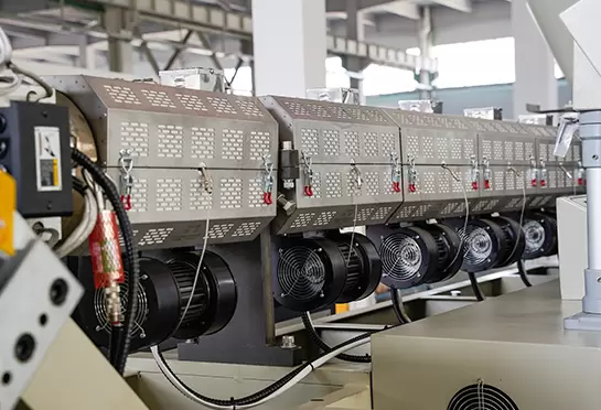 Листовая нагревательная часть: нагревательный пластиковый материал; после фильтрации материал выдавливается на устройство смены экрана. Обладает оптимальной твердостью, сильной коррозионной стойкостью и длительным сроком службы.